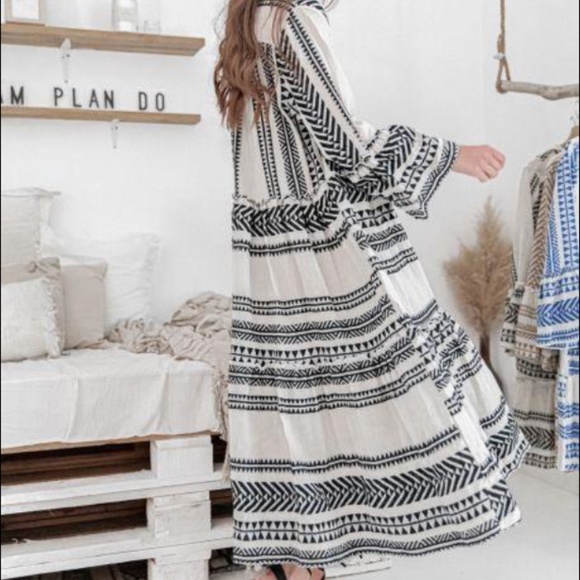 Pretty Wire Dresses & Skirts - NWT Black & White Printed Maxi Dress